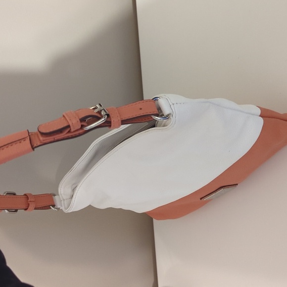 Jenna Kator Shoulder Bag with Crossbody Floral Inside Orange - Picture 4 of 12